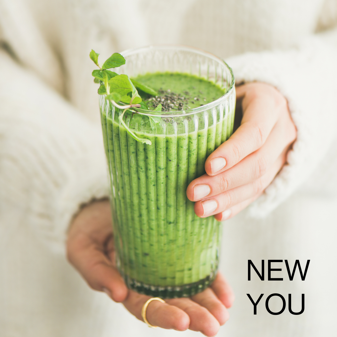 Frau hält ein Glas Grüner Smoothie mit frischen Kräutern – Detox-Getränk für Zellschutz und Longevity
