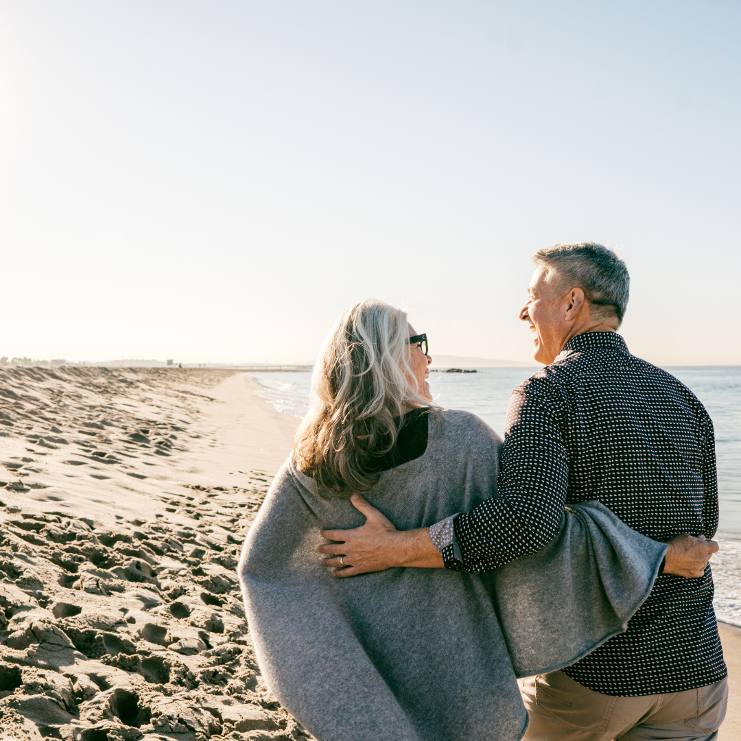 Paar in den 50ern am Strand – steht für erfolgreiche Kuren & Longevity-Systeme mit Wirkung